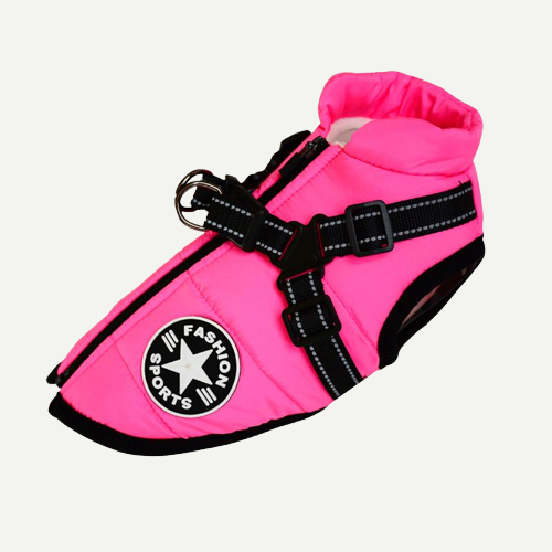 Roze hondenjas met zwart reflecterend harnas, rits en rond logo, schuin van opzij op een lichte achtergrond. 17