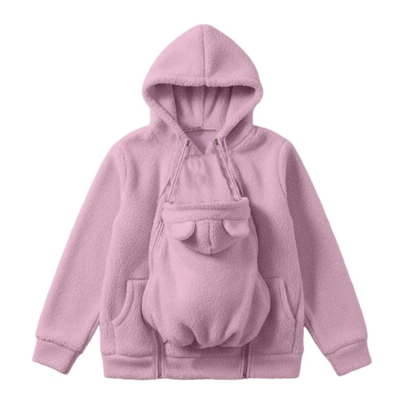 Roze sherpa-fleecehoodie plat gelegd met het afneembare babypaneel met beren-oortjes in het midden van de voorkant. 1