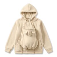 Crèmekleurige sherpa-fleecehoodie plat gelegd met het babypaneel met beren-oortjes, twee voorzakken en dubbele ritsen. 11