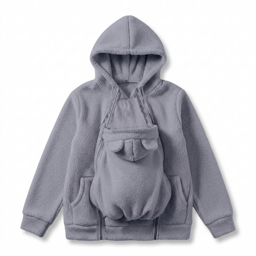 Grijze sherpa-fleecehoodie plat gelegd met het afneembare babypaneel met beren-oortjes en de ritsen aan weerszijden. 12