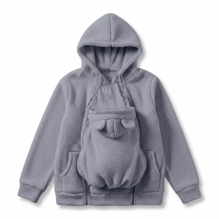 Grijze sherpa-fleecehoodie plat gelegd met het afneembare babypaneel met beren-oortjes en de ritsen aan weerszijden. 12