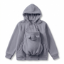 Grijze sherpa-fleecehoodie plat gelegd met het afneembare babypaneel met beren-oortjes en de ritsen aan weerszijden. 12