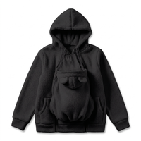 Zwarte sherpa-fleecehoodie plat gelegd met het babypaneel met beren-oortjes, zakken en dubbele ritsen aan de voorkant. 13