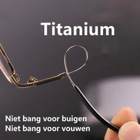 Hand buigt een dun brilpoot tot een lus om te laten zien hoe flexibel het titanium is 7