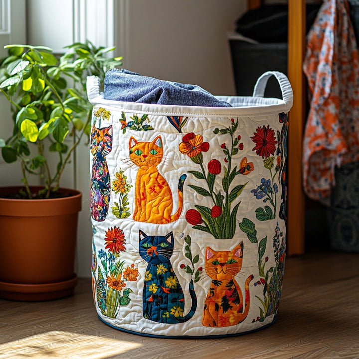 Gewatteerde ronde mand met katten en bloemen, met twee handvatten en een blauwe stoffen doek erin, naast een plant. 1
