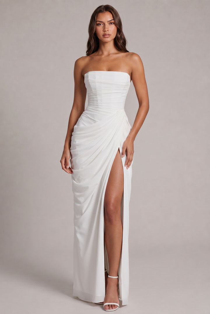 Witte versie van de jurk, voorkant, met hoge split en witte sandalen 17