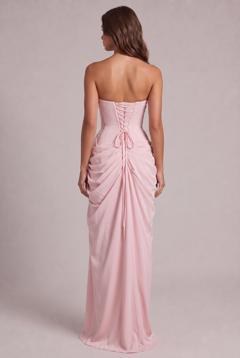 Achterkant van de roze jurk met korsetveters in een strik en gerimpelde drapering 8