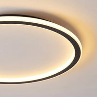 Close-up van een deel van de lichtring, met de zwarte rand en de gelijkmatige warme gloed van het licht. 2