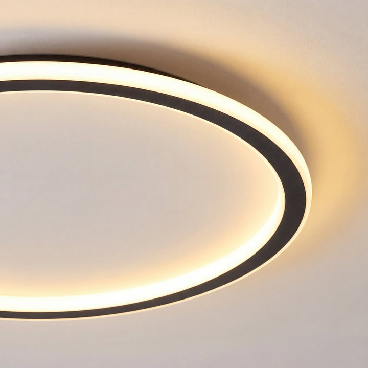 Close-up van een deel van de lichtring, met de zwarte rand en de gelijkmatige warme gloed van het licht. 2