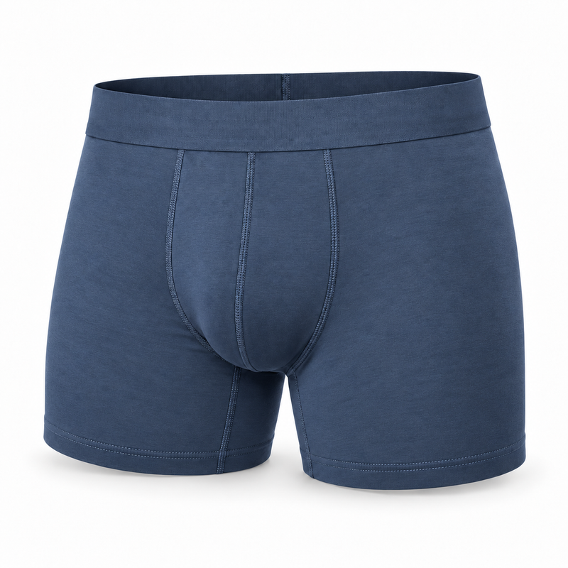 Staalblauwe boxershort van voren, los getoond, met brede tailleband, stiksels in het kruis en langere pijpjes. 9