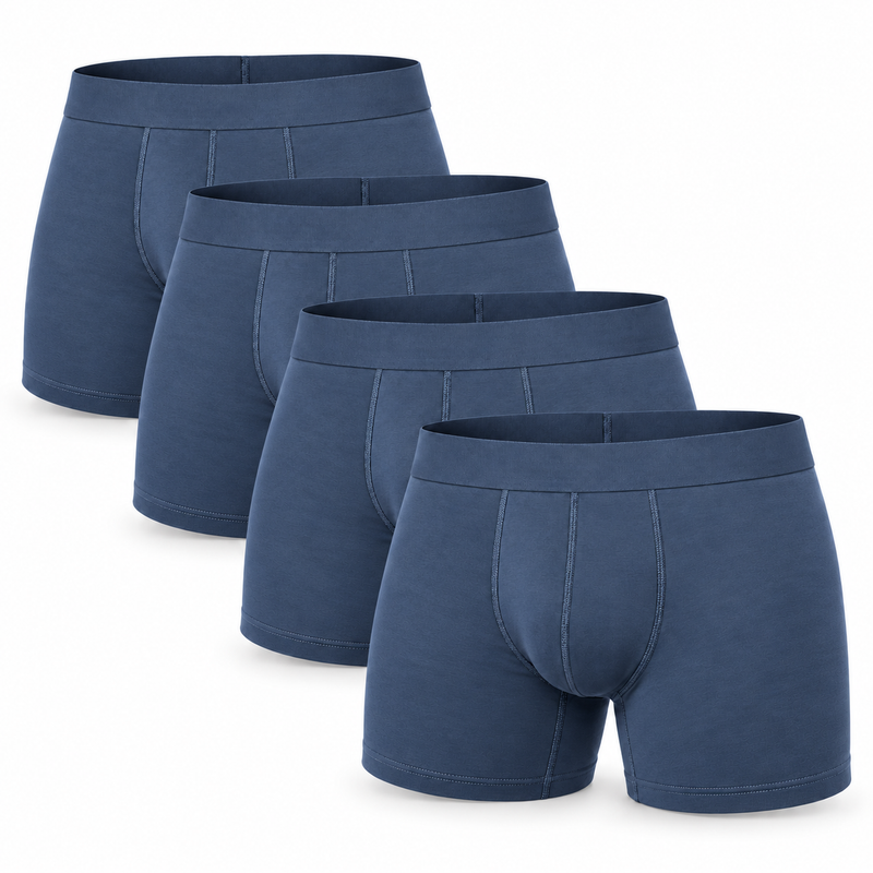 Set van vier effen staalblauwe boxershorts, schuin achter elkaar gestapeld, met brede tailleband en tonaal stikwerk. 10