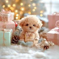 Abrikooskleurig pluchen puppy met een klein cadeautje met strik, omringd door cadeaudoosjes en kerstlichtjes. 3