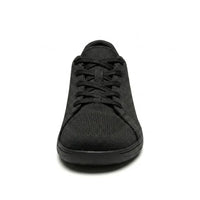 Zwarte gebreide sneaker van voren, met gekruiste veters en de brede, afgeronde neus goed zichtbaar. 17