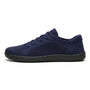 Marineblauwe gebreide sneaker met zwarte zool van opzij gezien, met veters en ademende gaasvlakken op een witte achtergrond. 19