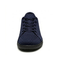Marineblauwe gebreide sneaker met zwarte zool, recht van voren gefotografeerd, met veters en brede ronde neus. 26