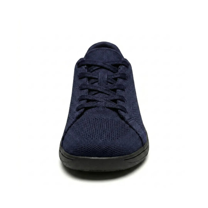 Marineblauwe gebreide sneaker met zwarte zool, recht van voren gefotografeerd, met veters en brede ronde neus. 26