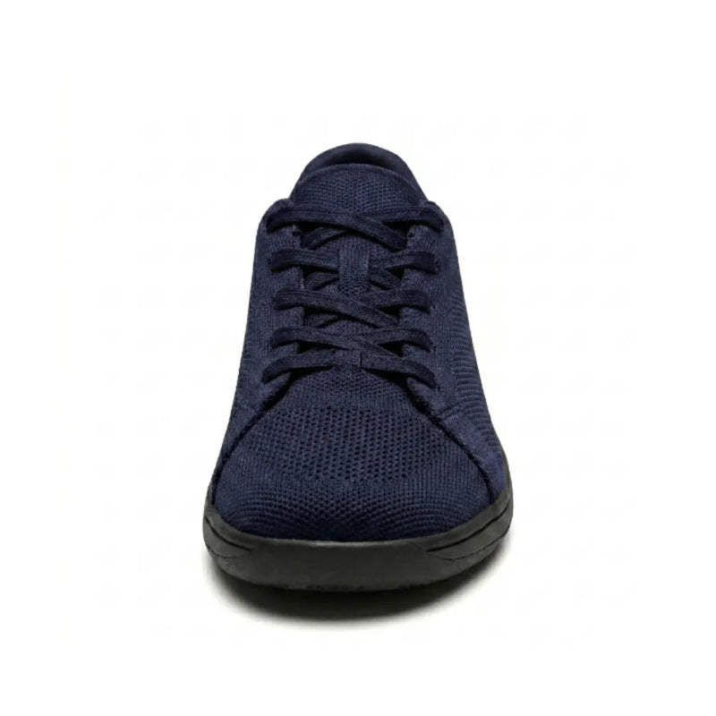 Marineblauwe gebreide sneaker met zwarte zool, recht van voren gefotografeerd, met veters en brede ronde neus. 26