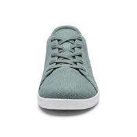 Groene gebreide sneaker met witte zool, recht van voren gefotografeerd, met gekruiste veters en brede ronde neus. 35