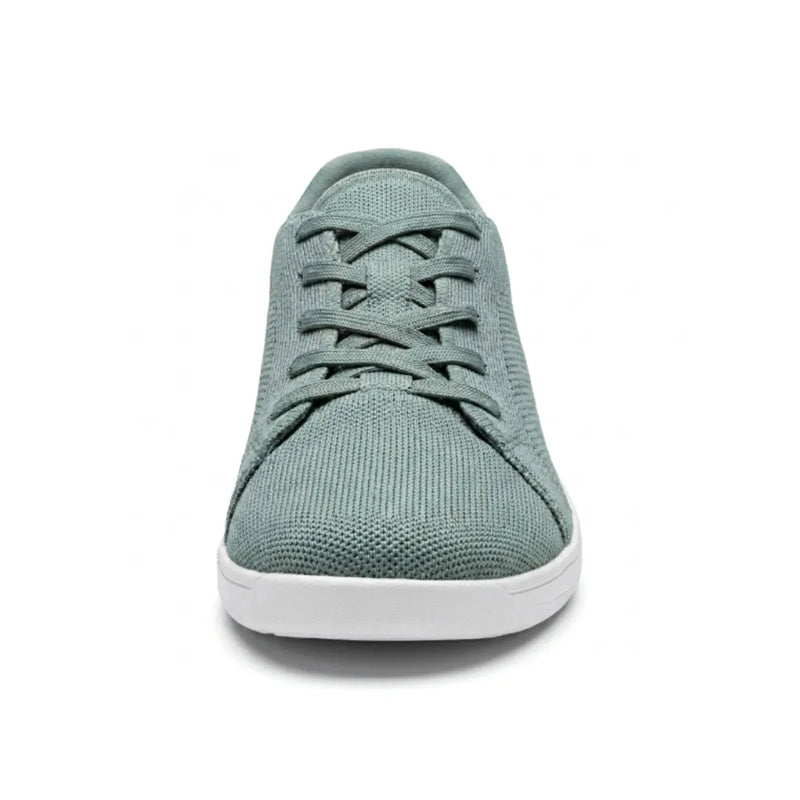 Groene gebreide sneaker met witte zool, recht van voren gefotografeerd, met gekruiste veters en brede ronde neus. 35