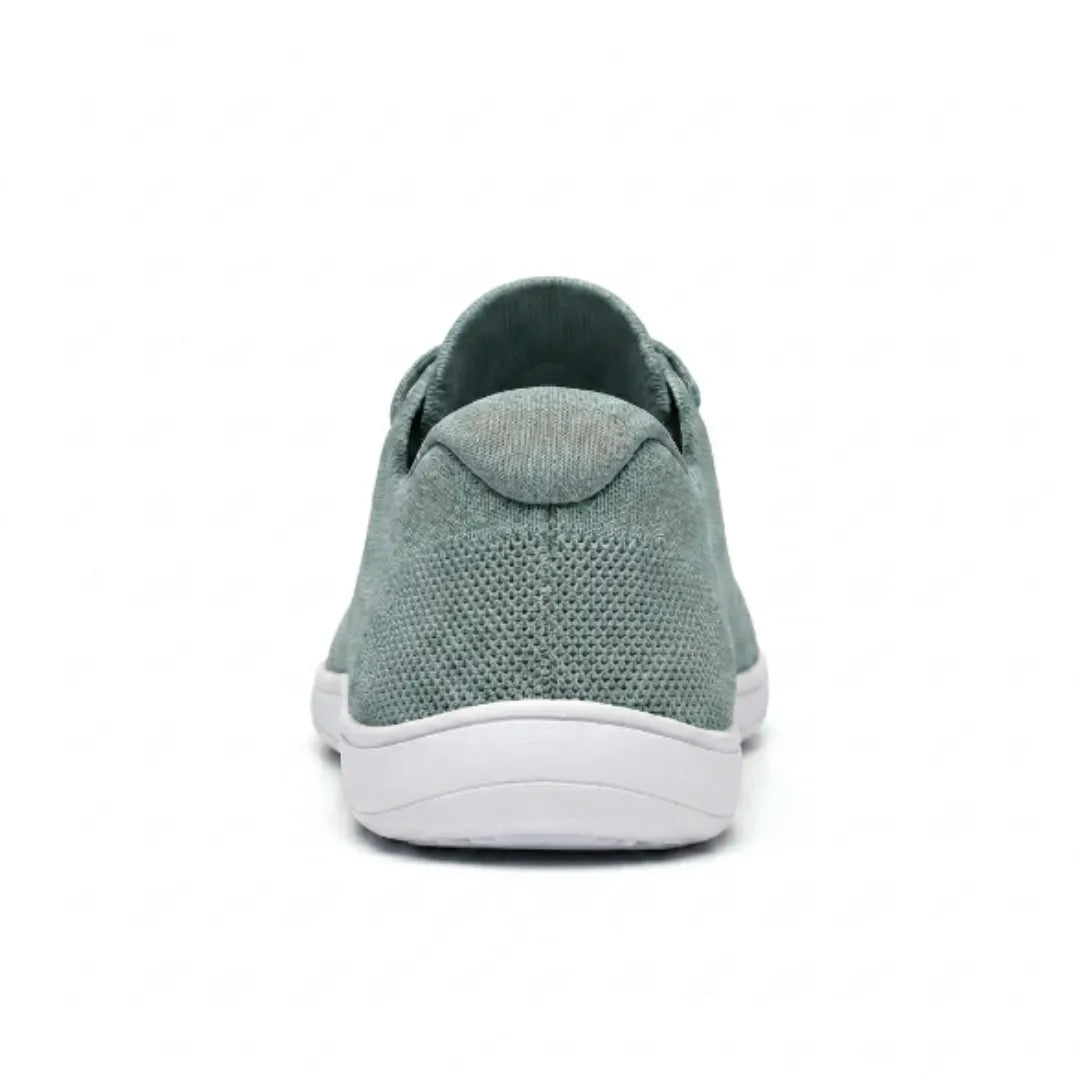 Groene gebreide sneaker met witte zool, van achteren gezien met de hielkap en het gebreide hielpand. 36
