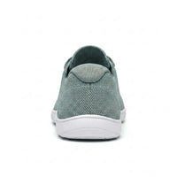 Groene gebreide sneaker met witte zool, van achteren gezien met de hielkap en het gebreide hielpand. 36