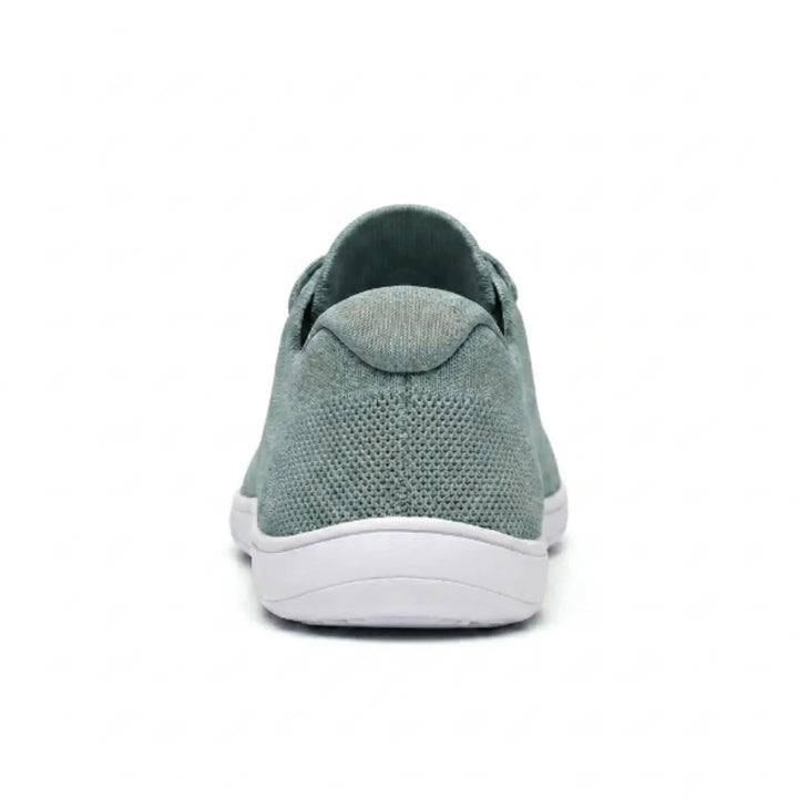 Groene gebreide sneaker met witte zool, van achteren gezien met de hielkap en het gebreide hielpand. 36