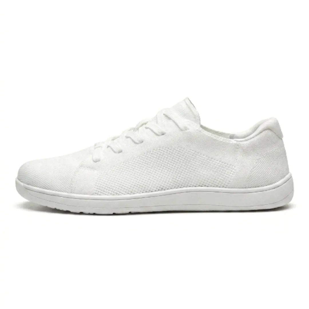 Zijaanzicht van een witte gebreide sneaker met witte zool, veters en geperforeerd gaaspaneel aan de zijkant. 37