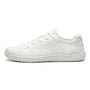 Zijaanzicht van een witte gebreide sneaker met witte zool, veters en geperforeerd gaaspaneel aan de zijkant. 37