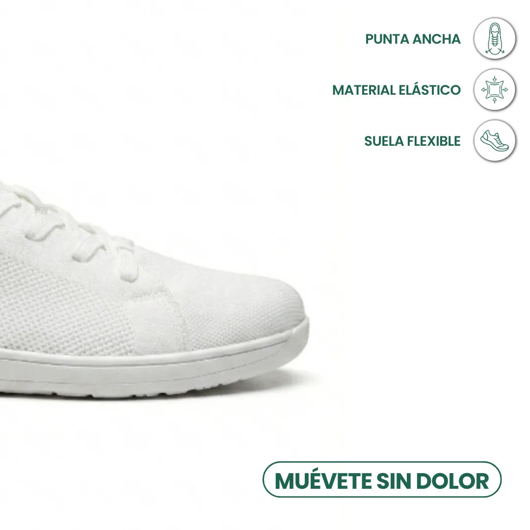 Close-up van de brede, ronde neus van een witte gebreide sneaker met veters en een flexibele witte zool. 41