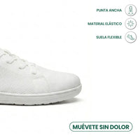 Close-up van de brede, ronde neus van een witte gebreide sneaker met veters en een flexibele witte zool. 41