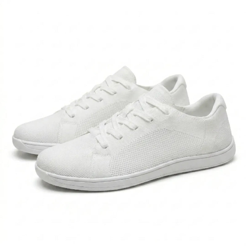 Een paar witte gebreide sneakers met veters, schuin van opzij gefotografeerd op een witte achtergrond. 43