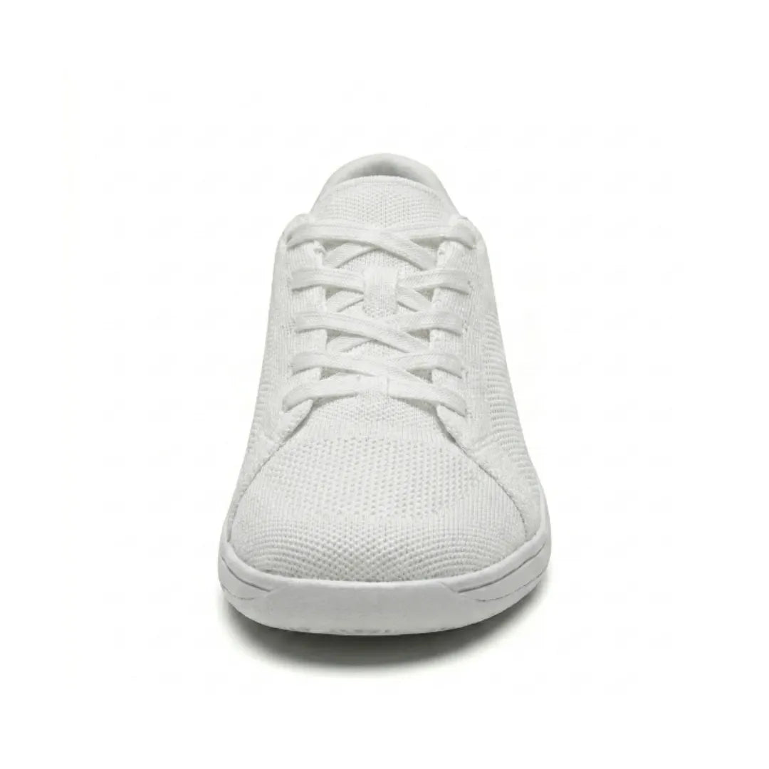 Witte gebreide sneaker van voren gezien, met gekruiste veters en de brede, ronde neus goed zichtbaar. 44