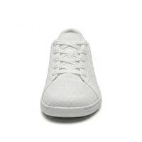 Witte gebreide sneaker van voren gezien, met gekruiste veters en de brede, ronde neus goed zichtbaar. 44