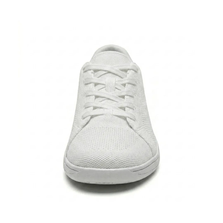 Witte gebreide sneaker van voren gezien, met gekruiste veters en de brede, ronde neus goed zichtbaar. 44