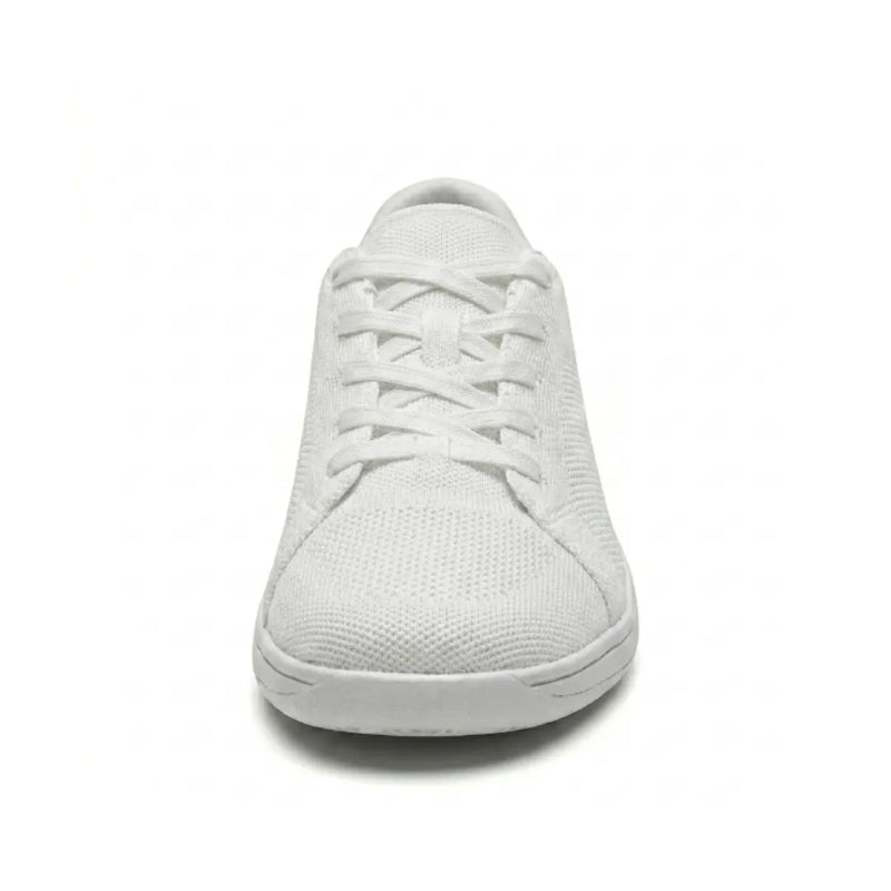 Witte gebreide sneaker van voren gezien, met gekruiste veters en de brede, ronde neus goed zichtbaar. 44