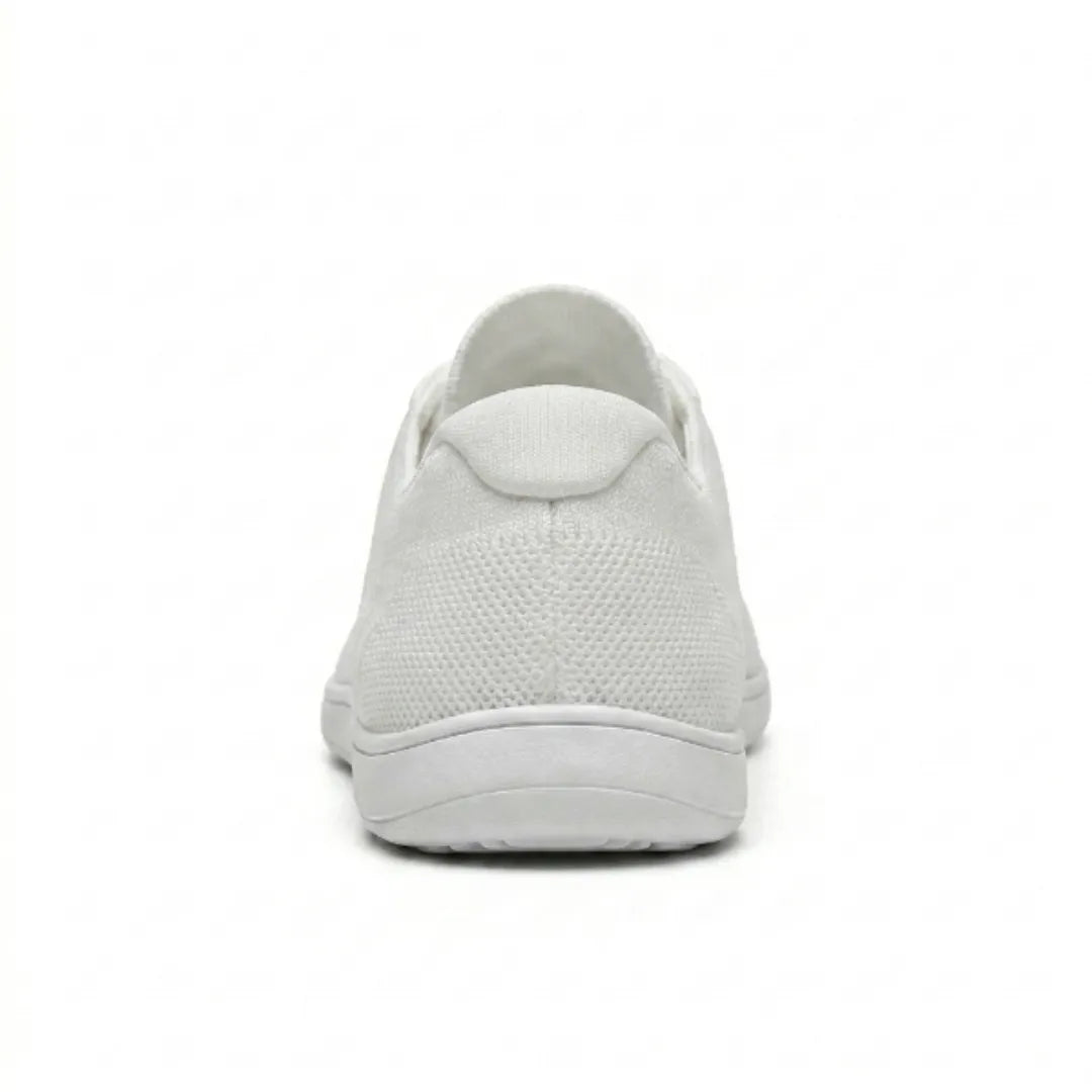 Witte gebreide sneaker van achteren gezien, met de hielkap, het gaasmateriaal en de effen witte zool. 45