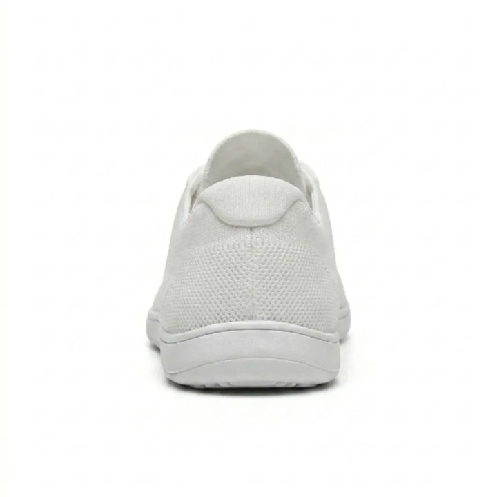 Witte gebreide sneaker van achteren gezien, met de hielkap, het gaasmateriaal en de effen witte zool. 45