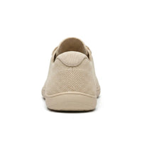 Beige gebreide sneaker van achteren, met het gaasdetail op de hiel en de brede, vlakke zool. 9