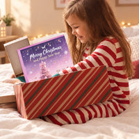 Lachend meisje in een rood-wit gestreepte pyjama zit op bed en pakt de paarse adventskalender uit een gestreepte cadeaudoos. 3