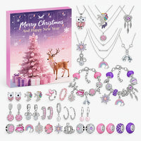 Paarsroze adventskalenderdoos met genummerde vakjes naast zilverkleurige sieraden: kettingen, bedelarmbanden, bedels, kralen, ringen en oorbellen in roze en paa 7