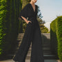 V-Ausschnitt Jumpsuit mit Dreiviertelärmeln - Aurora Chic