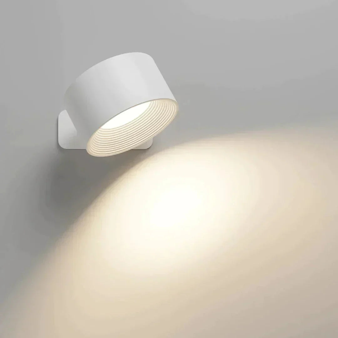 Witte wandlamp met gegroefde binnenkant en een brede lichtbundel op de muur 8