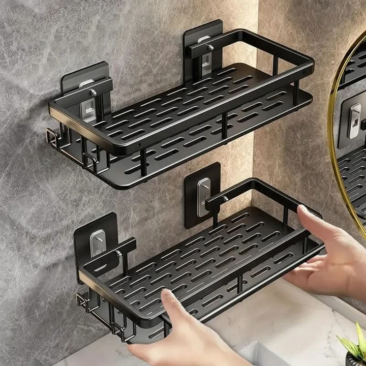 Twee zwarte planken met handen die een plank op de zelfklevende bevestiging plaatsen 12