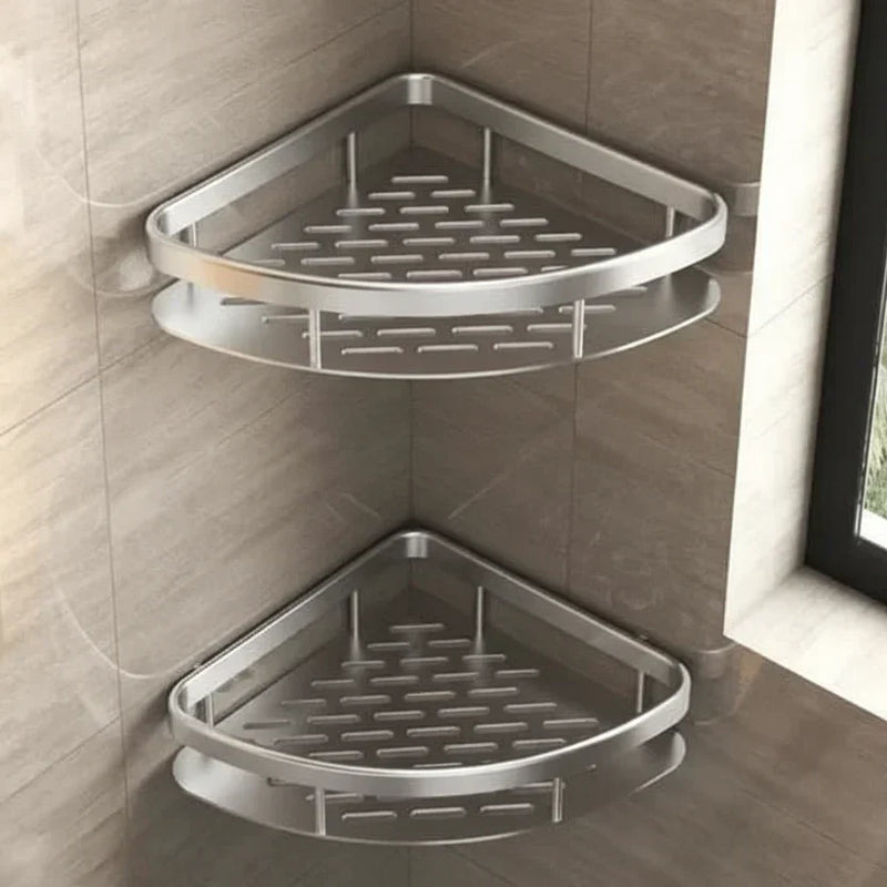 Twee driehoekige hoekplankjes met sleufbodem boven elkaar in de hoek van een betegelde douche 21
