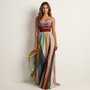Vrouw in strapless maxi-jurk met gekleurde plooirok en gedrapeerd lijfje, vooraanzicht, terwijl de wijde rok aan één kant opwaait. 1