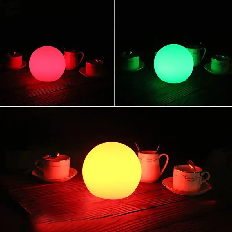 Drie opnamen van de bollamp in het donker die rood, groen en geel oplicht, met kopjes ernaast. 6