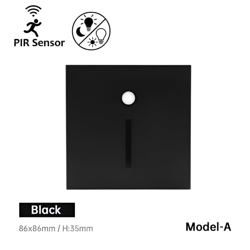 Vierkant zwart wandlampje met sensor en smalle verticale lichtsleuf, model met sleufopening, vooraanzicht op witte 1