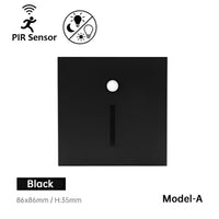Vierkant zwart wandlampje met sensor en smalle verticale lichtsleuf, model met sleufopening, vooraanzicht op witte 1