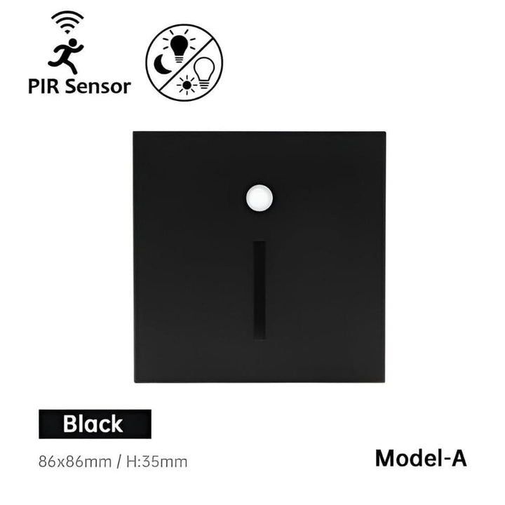 Vierkant zwart wandlampje met sensor en smalle verticale lichtsleuf, model met sleufopening, vooraanzicht op witte 1
