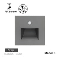 Grijs vierkant wandlampje met sensor en diepe trapeziumvormige uitsparing, vooraanzicht op lichte achtergrond 7